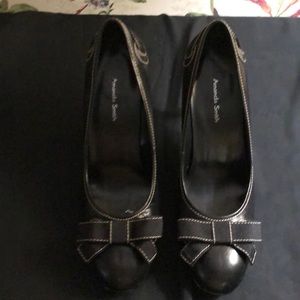 Amanda Smith Black leather pumps with bows and white stitching. Size 7.5